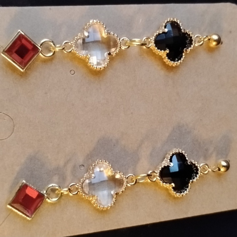 Hand Crafted Elegant Gold and Clover Design Stud Earrings - Picture 2 of 4